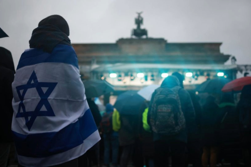 Ato de solidariedade a Israel no Portão de Brandemburgo, em Berlim, no último fim de semana: suspeitos detidos planejavam atos terroristas contra locais judaicos, informaram promotores alemães | Foto: EFE/EPA/CLEMENS BILAN