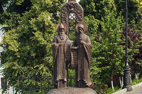 Памятник преподобным Антонию и Феодосию в Киево-Печерской Лавре
