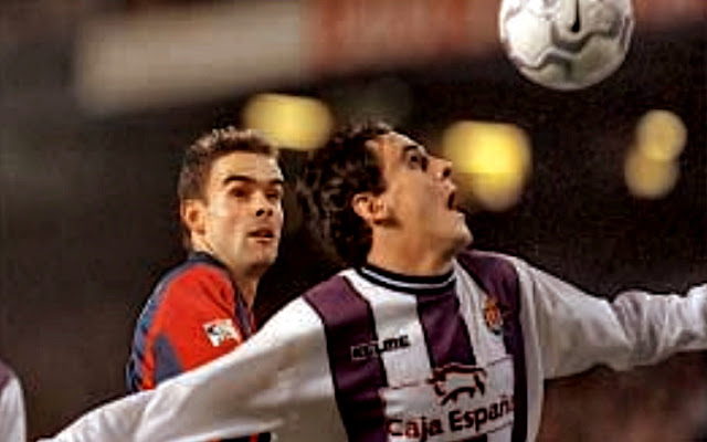 Overmars y García Calvo. F. C. BARCELONA 3 REAL VALLADOLID 1. 13/01/2001. Campeonato de Liga de 1ª División, jornada 18. Nou Camp, Barcelona, España, 35.000 espectadores. GOLES: 1-0: 52’, Kluivert. 1-1: 54’, Caminero. 2-1: 90+2’, Guardiola. 3-1: 90+4’, Rivaldo.