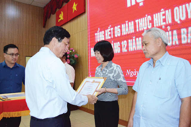Đồng chí Vũ Ngọc Tuất trao Giấy khen cho các  tập thể