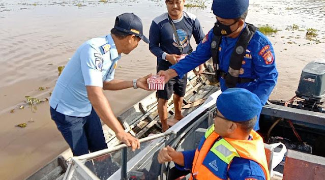 Ramadhan Bulan Penuh Berkah, Ditpolairud Bagikan Takjil Pada Masyarakat Dasrito