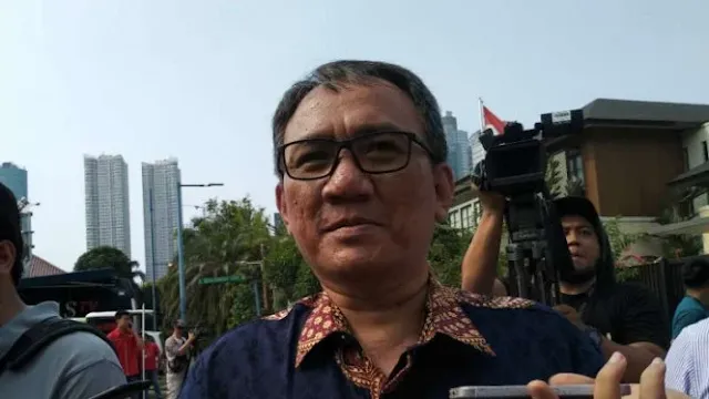 Mimpikan Jokowi-Mahfud MD Kena Corona, Andi Arief: Abaikan