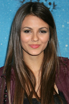 Medium Straight Hairstyles for Women