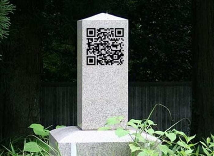 A QR code on gravestone allows the dead to be identified | Graves in Japan have QR Code to be scanned, giving all the information of the dead