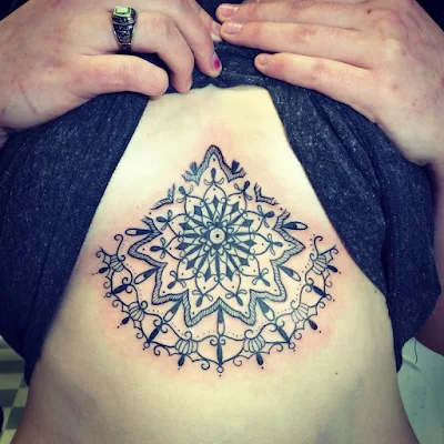 Chica tatuada con un mandala