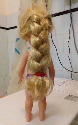 jak naprawić uczesać zniszczone włosy lalki