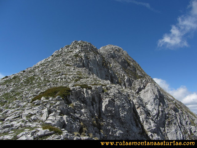 Ruta Lindes - Peña Rueda - Foix Grande: Subiendo por el cuchillar