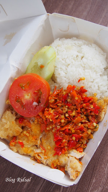 Mencoba Nasi Goreng dan Menu Lainnya dari @kwetiau.polos - Ayam Geprek