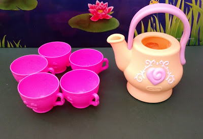 Brinquedo de plástico, bule amarelo LIttle Tikes sem tampa -10cm de altura  e 5 xícaras rosa: R$ 25,00 o lote