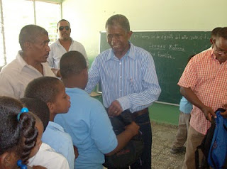 Senador Manuel  Paula distribuye utiles escolares.