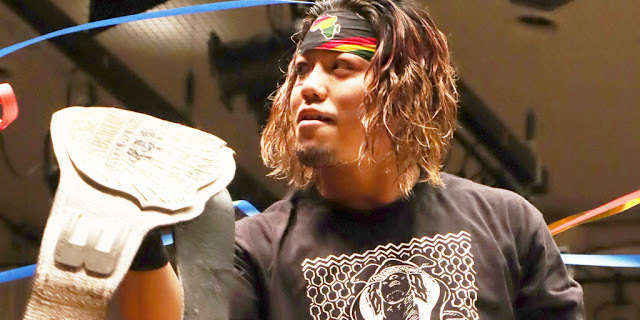 Shunma posing with his championship in a DDT ring.