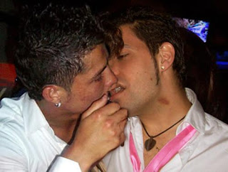 Ronaldo Kissing on Bee S Kleine Sabberecke  Cristiano Ronaldo    Kissing A Guy   Lol