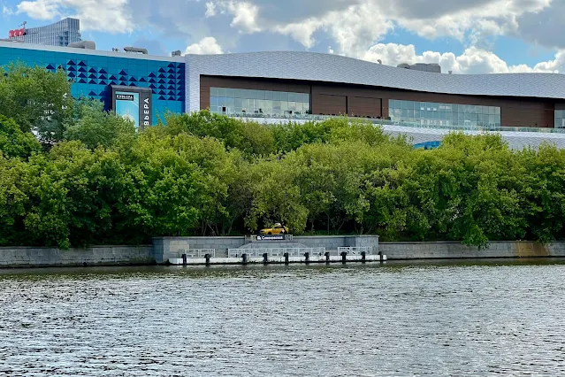 Даниловская набережная, Москва-река, вид на Симоновскую набережную, причал Симоновский, торгово-развлекательный центр «Ривьера»
