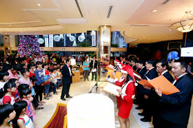 Khách sạn Sheraton Saigon tổ chức nghi lễ thắp sáng cây thông Giáng Sinh 2014 - 1