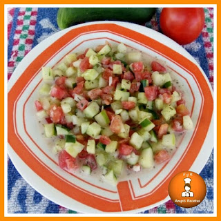 Ensalada-de-pepino-y-tomate-con-salsa-de-yogur