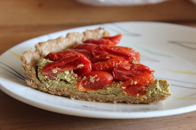 https://cuillereetsaladier.blogspot.com/2017/06/tarte-la-tomate-et-au-pesto.html