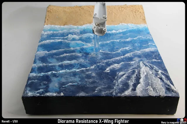 Réalisation des vagues du diorama avec un X-Wing.