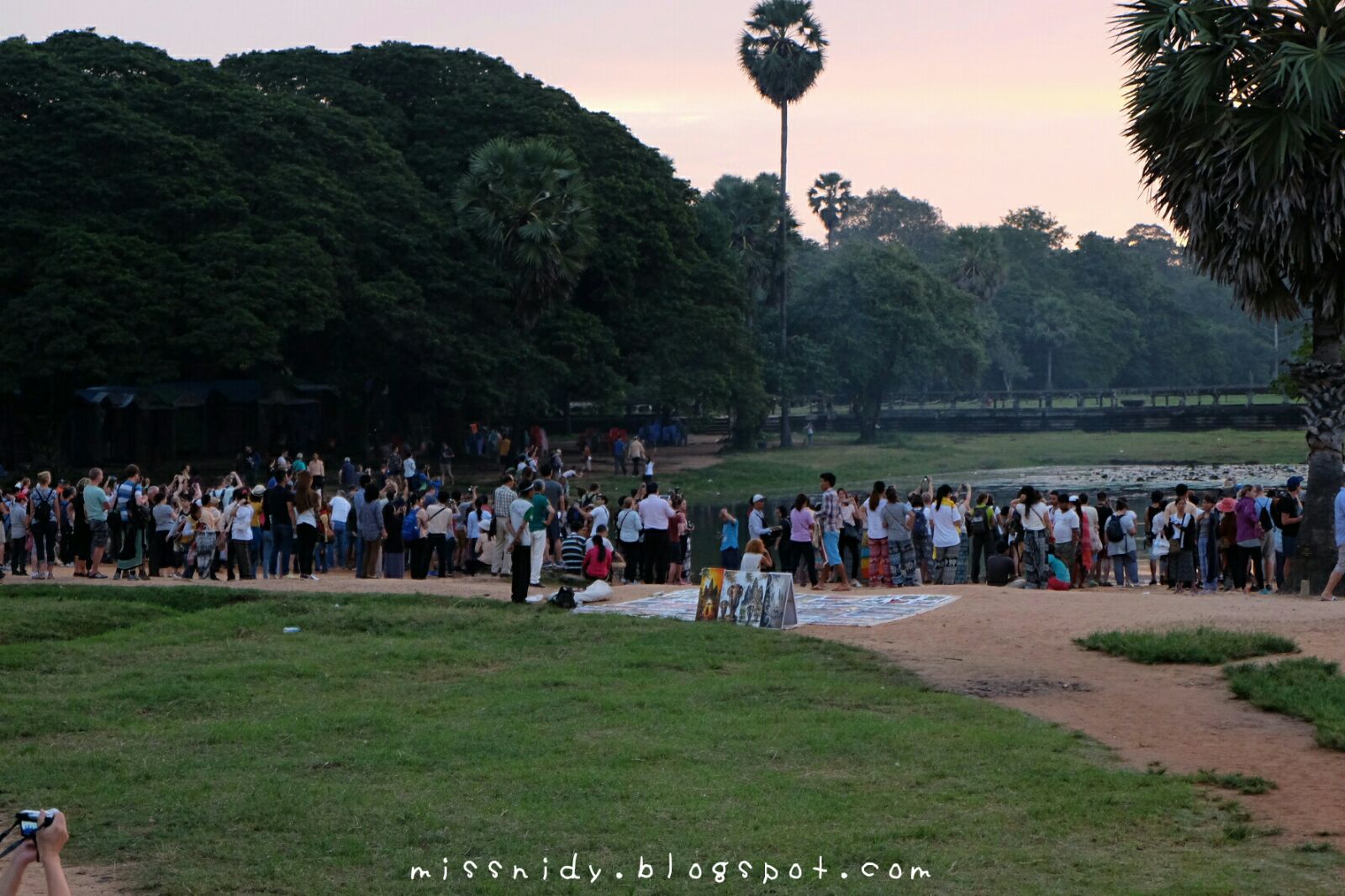 spot strategis untuk mengambil foto sunrise di angkor wat