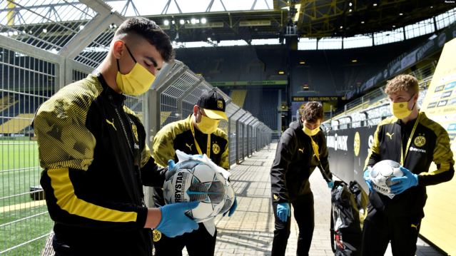 Дезинфекция футбольных мячей перед матчем Боруссии (Дортмунд) и Шальке
