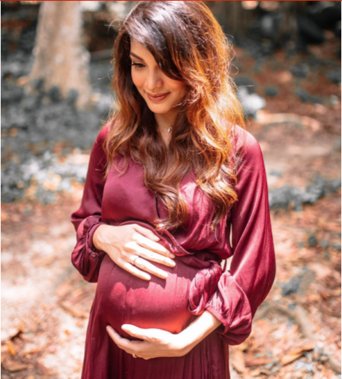 FUH !!! HOT GILERR !! 8 FOTO Amyra Rosli Tayang Baby Bump 