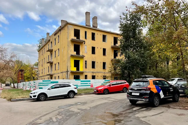 Заречная улица, Новозаводская улица, дворы, бывший жилой дом 1929 года постройки (в процессе сноса)