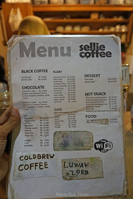 Daftar harga dan menu di kedai Sellie Coffee