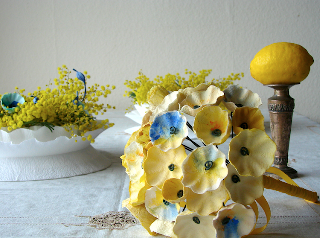 centrotavola di carta crespa con mimosa  e bouquet di fiori di carta