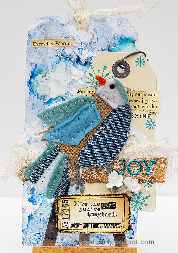 Layers of ink - Winter Bird Tutorial by Anna-Karin Evaldsson. With Tim Holtz Patchwork Bird die.