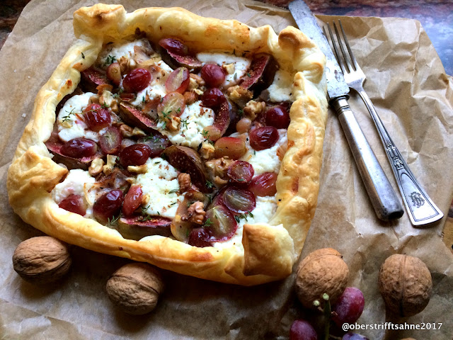 Blätterteig Galette mit Ziegenkäse, Feigen, Nüssen, Trauben, Speck und Thymian