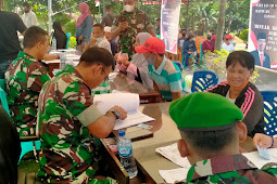 Pasi Ter Kodim 0318/Natuna Menyalurkan BLT Minyak Goreng kepada Masyarakat Palmatak Anambas