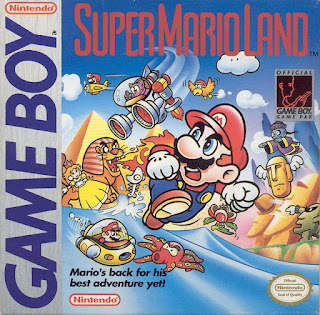 Carátula del cartucho de GameBoy Super Mario Land. Se muestra, a todo color, a Mario corriendo y su alrededor enemigos y la princesa... Peach