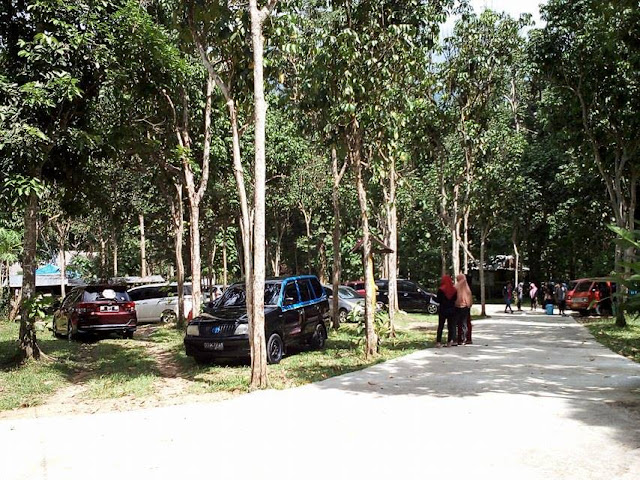 lahan parkir di objek wisata salu pajaan kab. polman