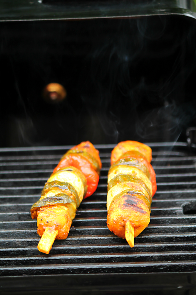 Gemüsespieß Ratatouille auf dem Grill. Vegetarisch und vegan grillen mit den Köstlichkeiten aus der Vegithek von EDEKA  | Arthurs Tochter kocht. von Astrid Paul