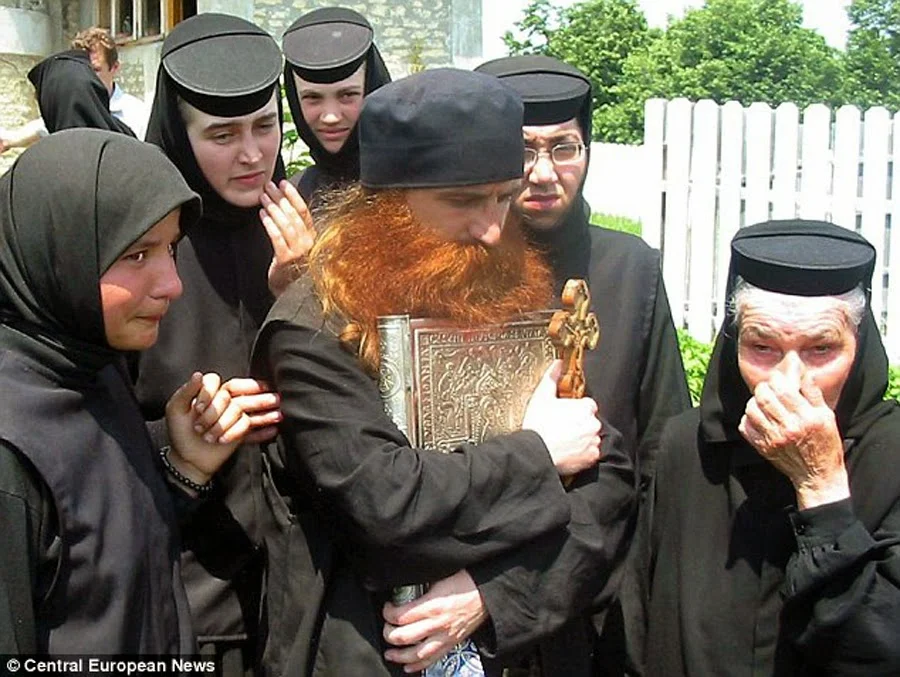 ΣΟΚ: Μοναχοί ΣΤΑΥΡΩΣΑΝ Καλόγρια μετά από Εξορκισμό !  ο μεσαίωνας ξανά γυρνά!