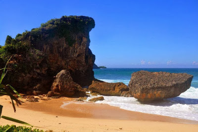 Meski mendapat julukan sebagai Kota Seribu Goa 8 Pantai terindah di Pacitan, Jawa Timur