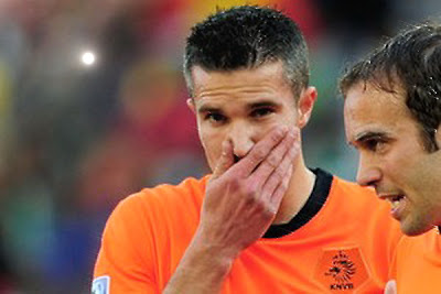 The Spanish Barcelona, English Manchester City and French PSG, are the main contenders for the Dutch striker Robin Van Persie