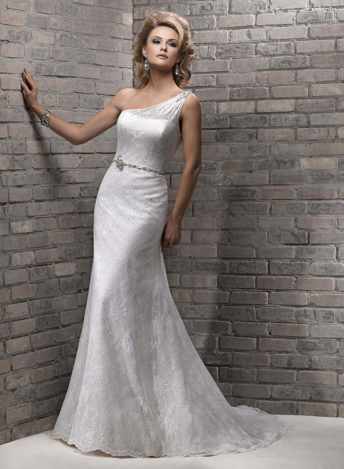  One  Shoulder  Wedding  Dress 