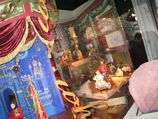 NYC 2009 Holiday Windows - another L&T