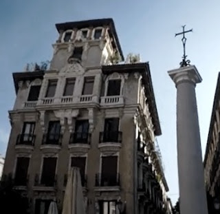 En el chaflán a la plaza de Ramales tiene bonito mirador en la planta superior y sobre él un torreón cuadrado.