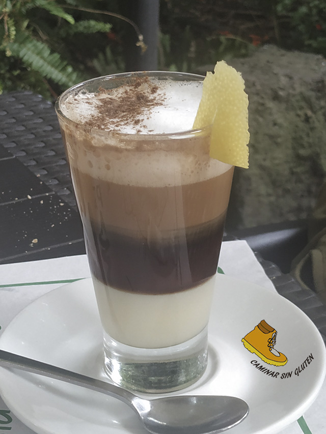 Barraquito bebida dulce elaborada con café popular en las Islas Canarias