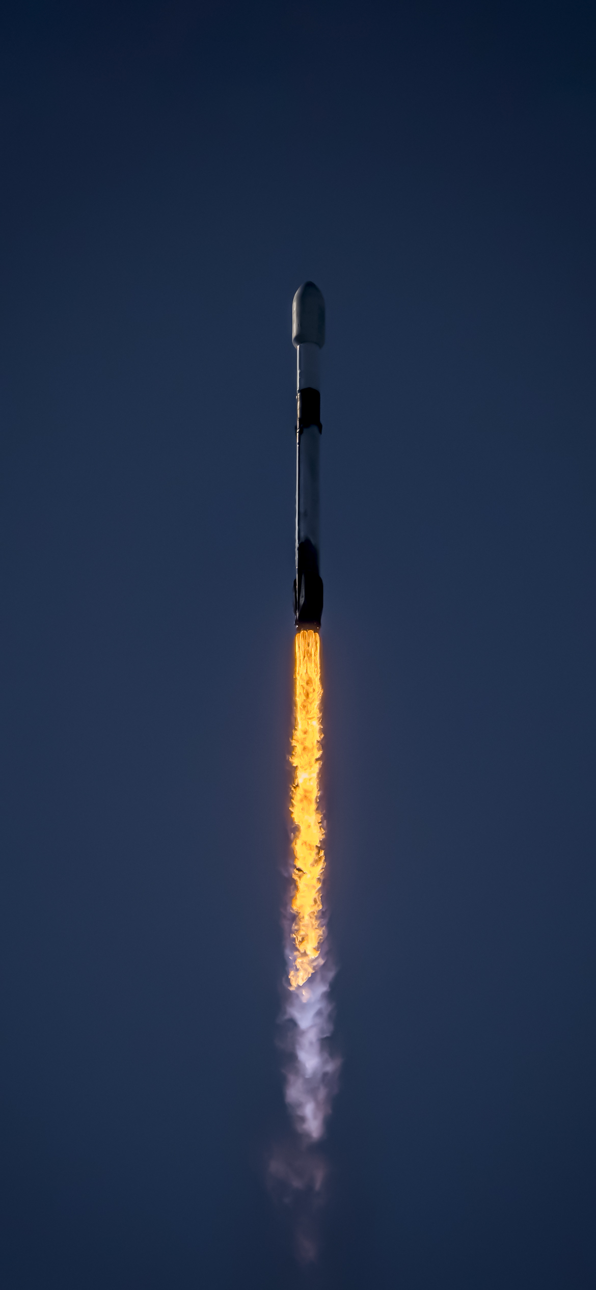 Hình nền tàu vũ trụ SpaceX là sự kết hợp giữa sức mạnh, công nghệ và sáng tạo tuyệt vời. Những hình ảnh đầy màu sắc của nó sẵn sàng đưa bạn khám phá vũ trụ đầy bí ẩn và đẹp đẽ. Hãy tải ngay hình nền SpaceX Rocket về chiếc điện thoại của bạn và trải nghiệm sự mê hoặc. 