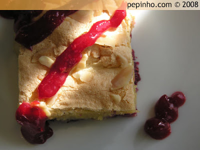 Tarta de chocolate blanco con almendra y frambuesas