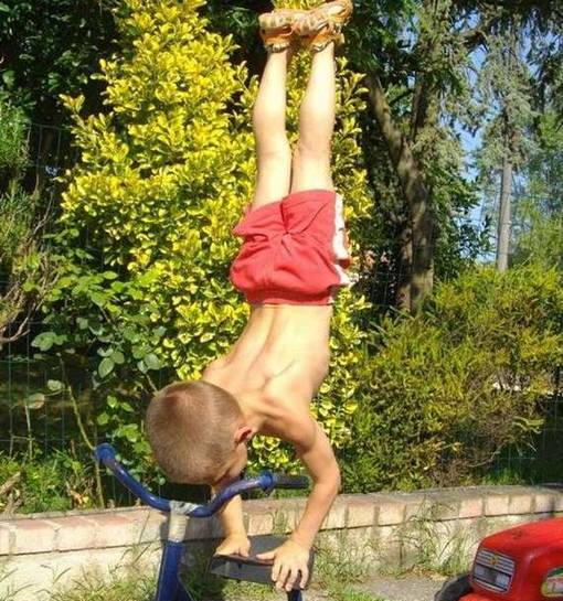 Giuliano Stroe, Anak Paling Berotot Seperti Orang Dewasa - eorang anak kecil berumur 5 tahun dari Rumania, pada tahun 2009 masuk dalam Guinness World Records karena kemampuannya berjalan dengan tangan. Giuliano mampu berjalan dengan tangan sejauh 10 meter dengan bola berat antara kakinya