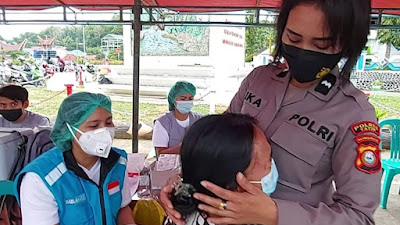 Cegah Trauma Disuntik, ini Yang dilakukan Polwan Polres Tana Toraja