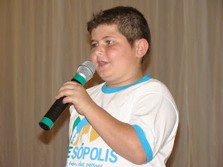 Marcos Vinicius de Lima, da Escola Municipal Manoel Narciso do Canto, declama a poesia ‘O Menino Poeta’, de Henriqueta Lisboa