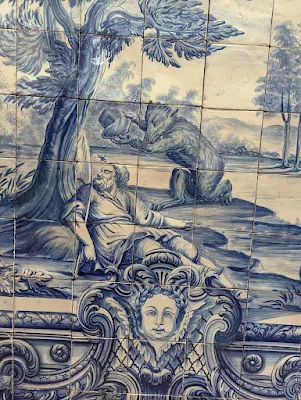 Scene from La Fontaine's Fables in blue and white tiles