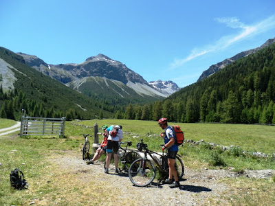 scharl-arnoga-pass-da-costainas-suiza-italia-transalpes-en-btt-alpes