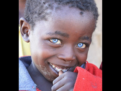 niño negro con ojos de zafiro