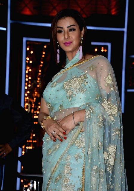Shilpa Shinde stuns in a hot saree look, exuding confidence and glamour in her latest captivating pictures.