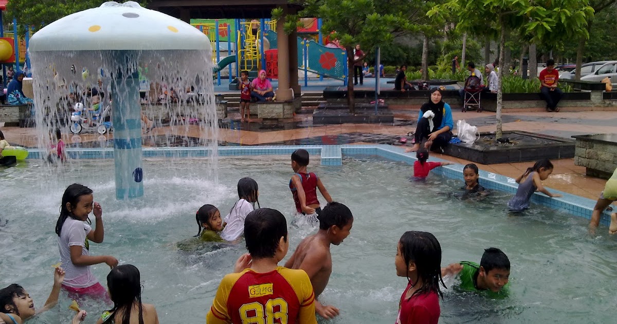 MeNarA KehiDupaN: Kolam Mandi Awam di Presint 9